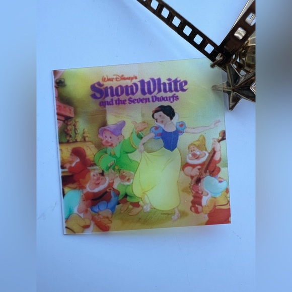 Disney Snow White dangling film earring - Picture 3 of 5